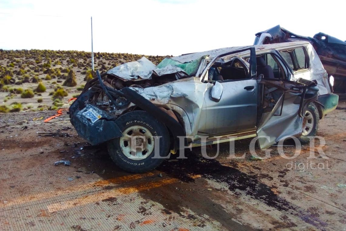 Dos personas mueren tras colisión de una vagoneta de la Aduana y una camioneta 