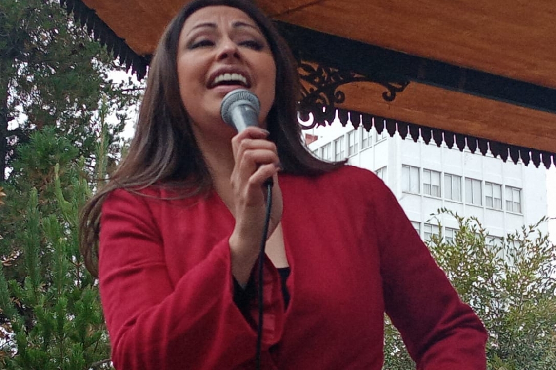 Esther Marisol le cantó a Oruro en la plaza 10 de Febrero 