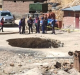 Camión con 3 personas a bordo cae en un  hoyo en el sector de Porco, una está desaparecida 