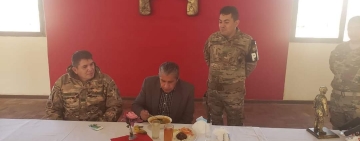 Ministro Novillo degusta rancho de tropa de la Policía Militar en Cochabamba