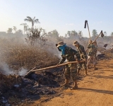 Marinos intervienen y mitigan incendio en Guayaramerín frontera con Brasil