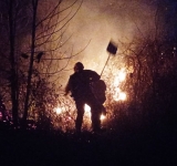Reportan incendio cerca de Puerto Quijarro, marinos combaten sin pausa contra el fuego