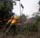 FFAA desplaza 5.000 bomberos forestales para control de incendios en el país 