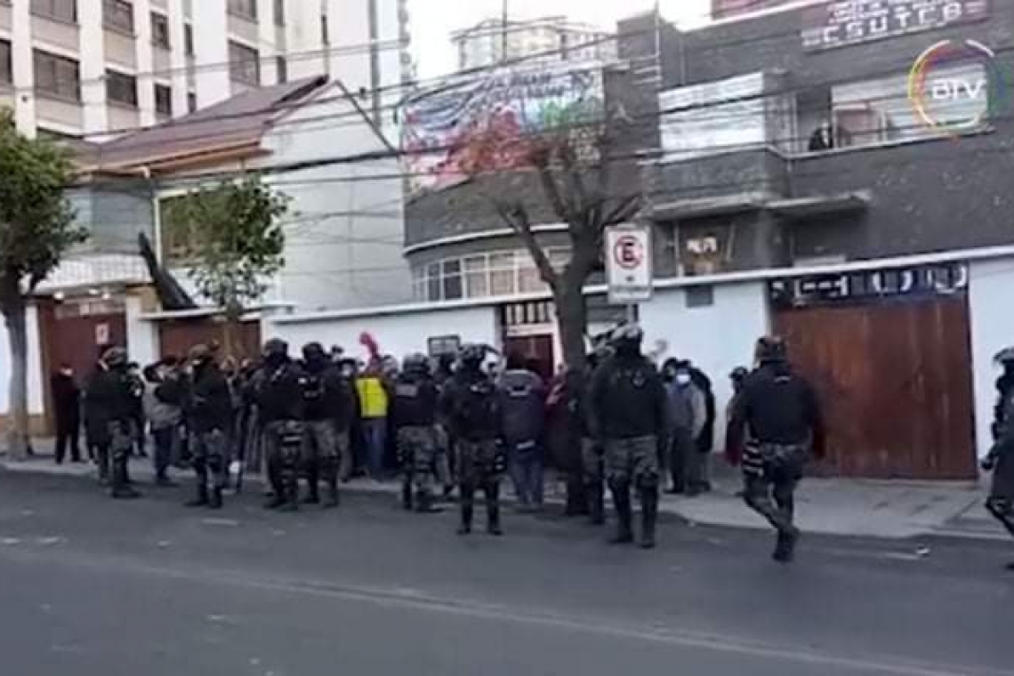 La Paz amanece con intento de toma de sede de la CSUTCB, hay 15 aprehendidos
