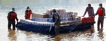Marinos comisan fardos con cerveza de contrabando en el río Bermejo