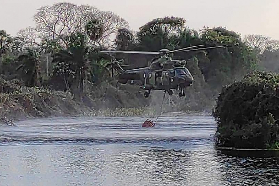 Por aire y tierra Defensa Civil extrema recursos para controlar incendios forestales