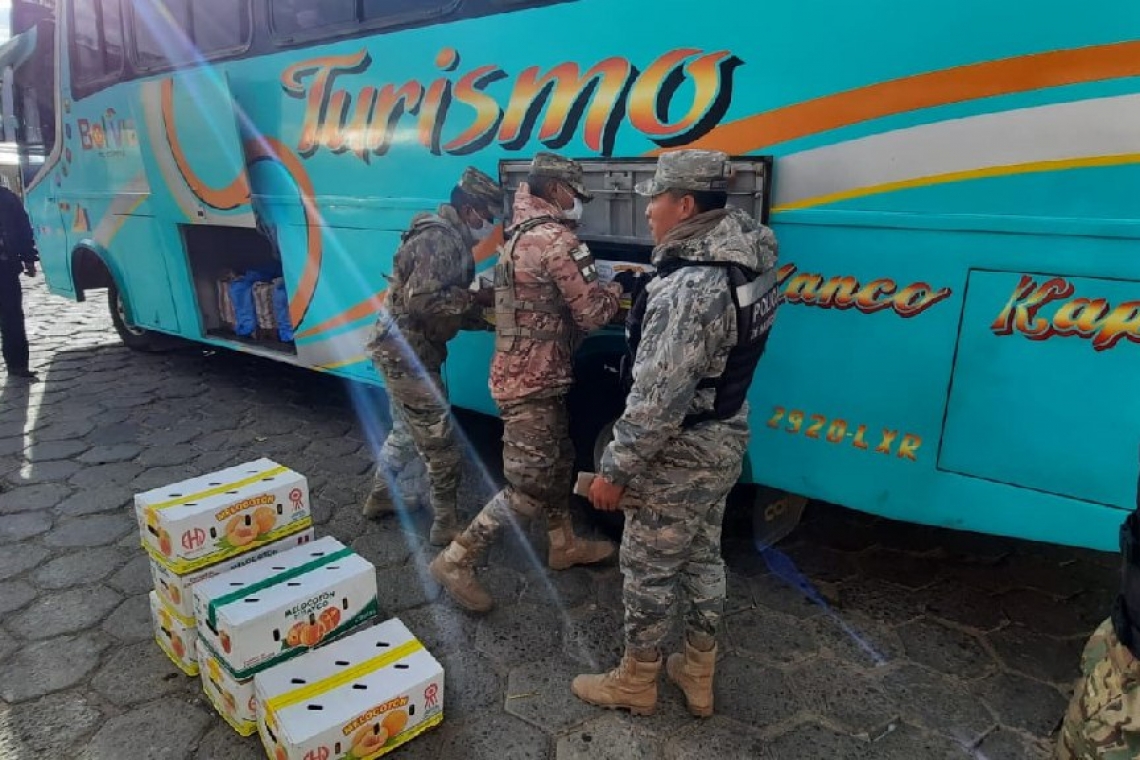 Navales comisan alimentos de contrabando en Tiquina
