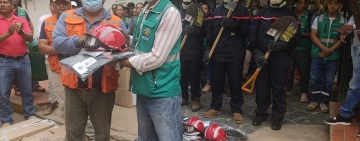 Defensa Civil entrega ayuda humanitaria a familias de Rurrenabaque