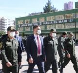 Policía Boliviana rinde tributo al Himno Nacional en su Día