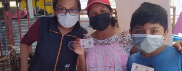 SEGIP entrega cédulas a connacionales, víctimas del incendio en Iquique-Chile