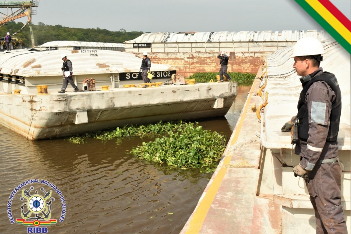 Marinos inspeccionan barcazas en la Hidrovía Paraguay-Paraná
