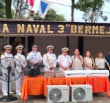 Damas navales entregan ventiladores y juegos de ropa de cama en Bermejo