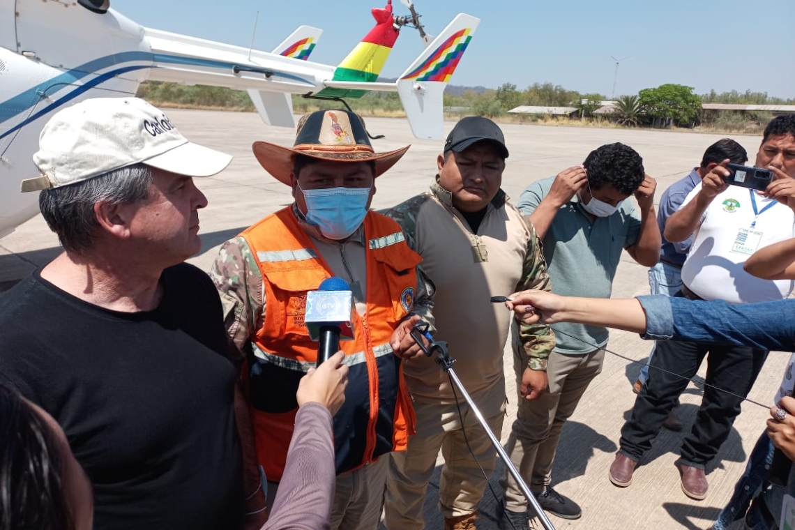Defensa Civil llega con un helicóptero a Yacuiba para sofocar el incendio de la serranía