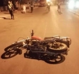Motociclista muere degollado cuando circulaba por un punto de bloqueo en Santa Cruz