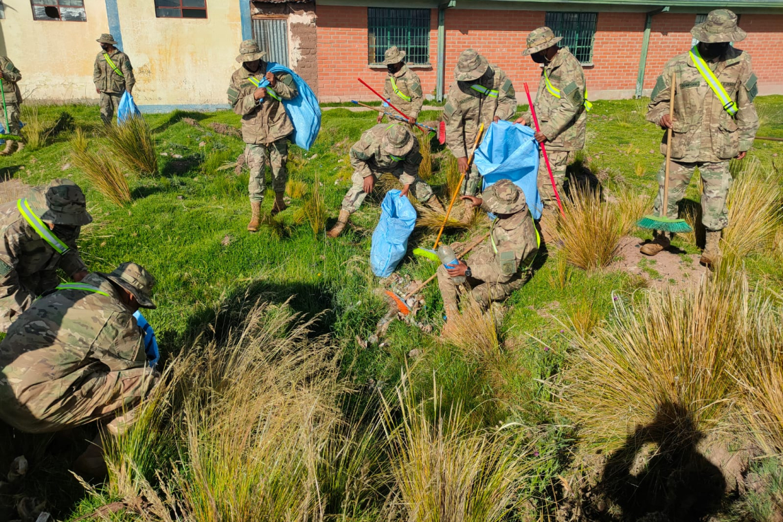 Defensa inicia campaña de limpieza del lago Titica con participación de 1.000 efectivos