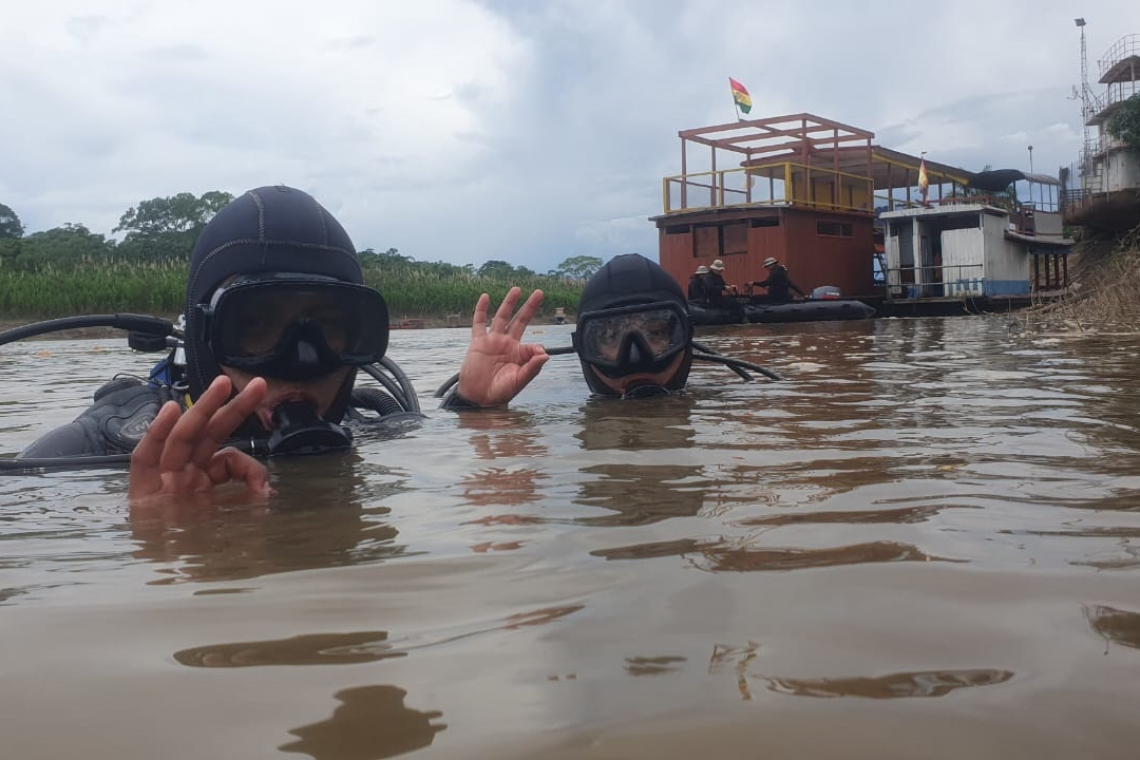 Buceadores de la Armada Boliviana realizan instrucción en el Río Ichilo