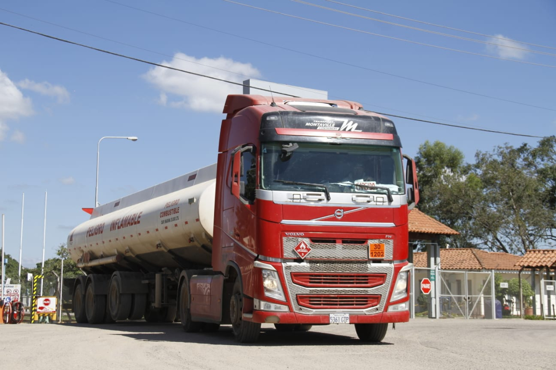 YPFB despacha para Santa Cruz 3,1 millones de litros de diésel y desaparecen filas en EESS