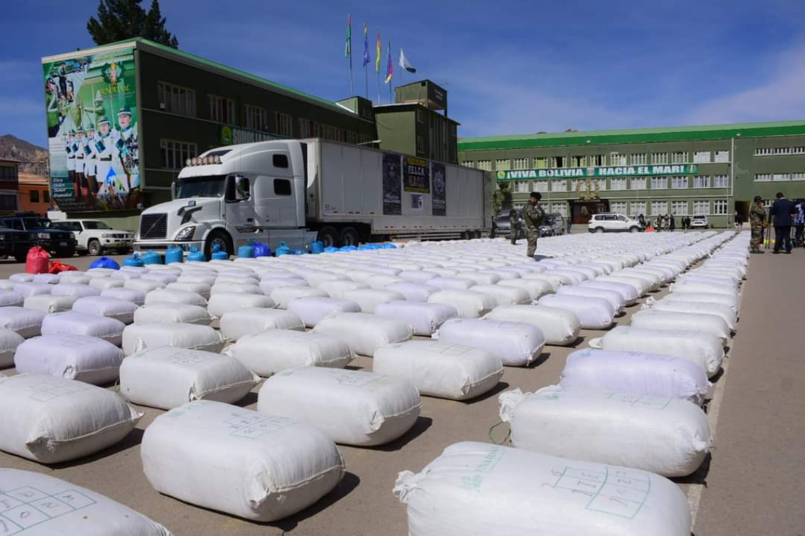 Policía Boliviana decomisa 20.344 libras de coca peruana prensada