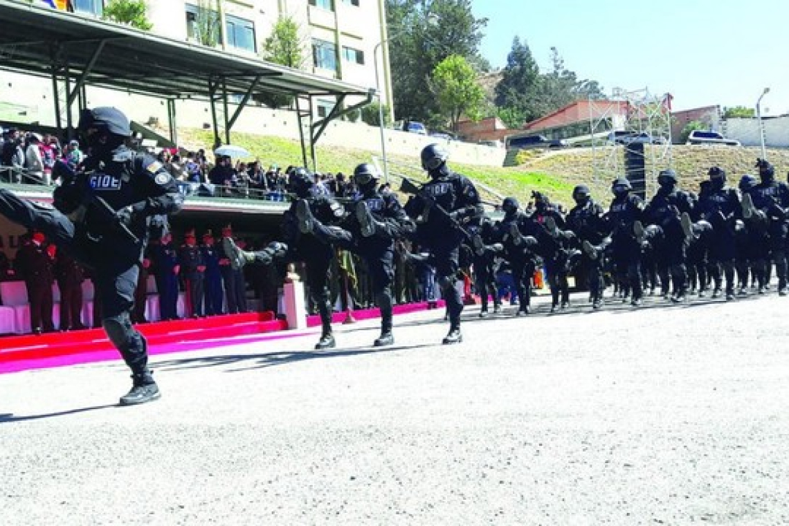 La Policía celebra su 197 aniversario con parada en frontis del Campo Ferial