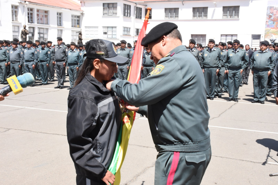 El Ejército condecora a Jhoselyn Camargo por sus logros deportivos