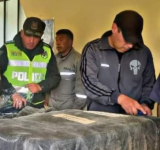 Policía entrega vestuario a servidores en Zona Sur de La Paz