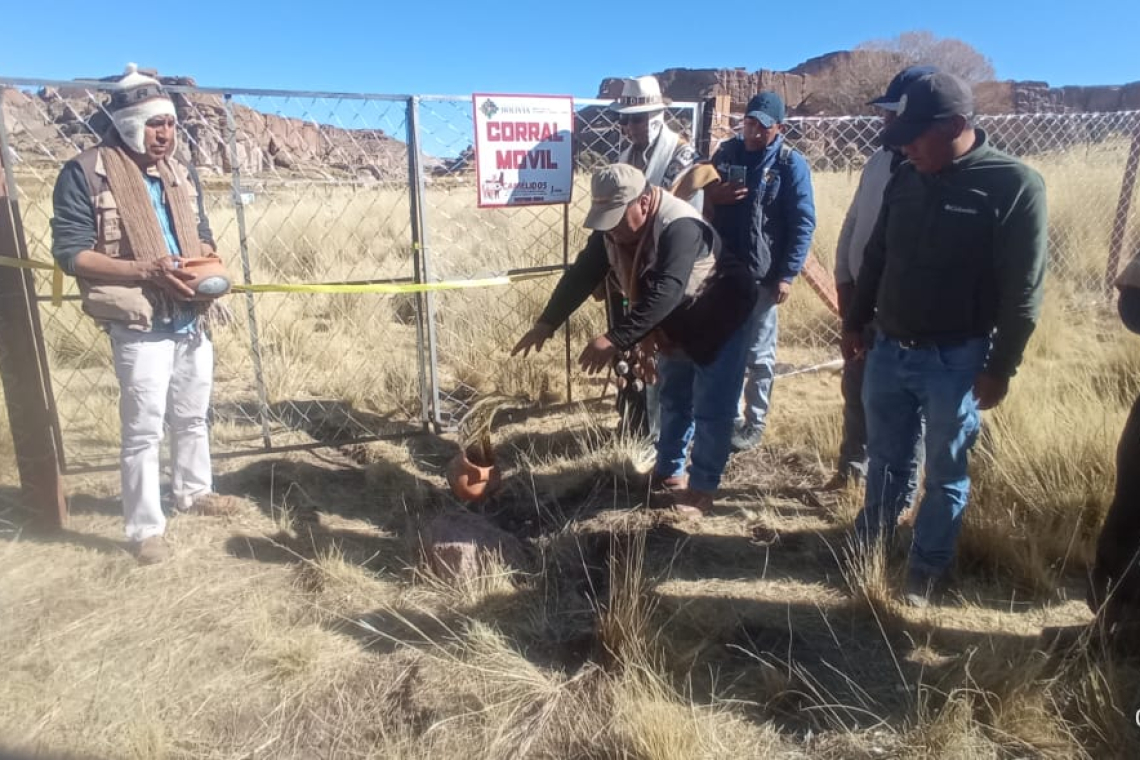 Pro – Camélidos entrega corrales y cercos móviles para las comunidades orureñas Marcachavi y Jila Uta Manasaya