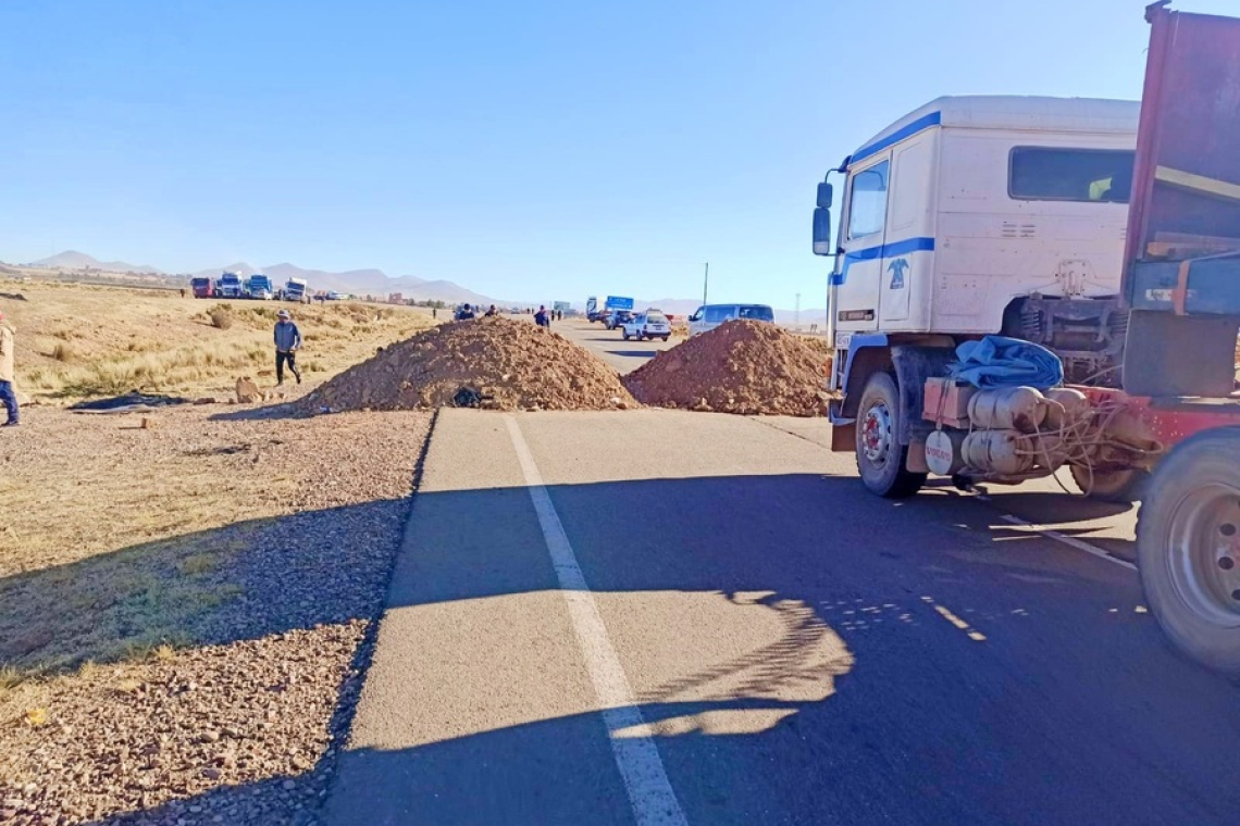 Buses y vehículos utilizan rutas alternas para llegar a La Paz ante el bloqueo en Caracollo