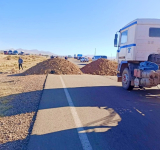 Buses y vehículos utilizan rutas alternas para llegar a La Paz ante el bloqueo en Caracollo