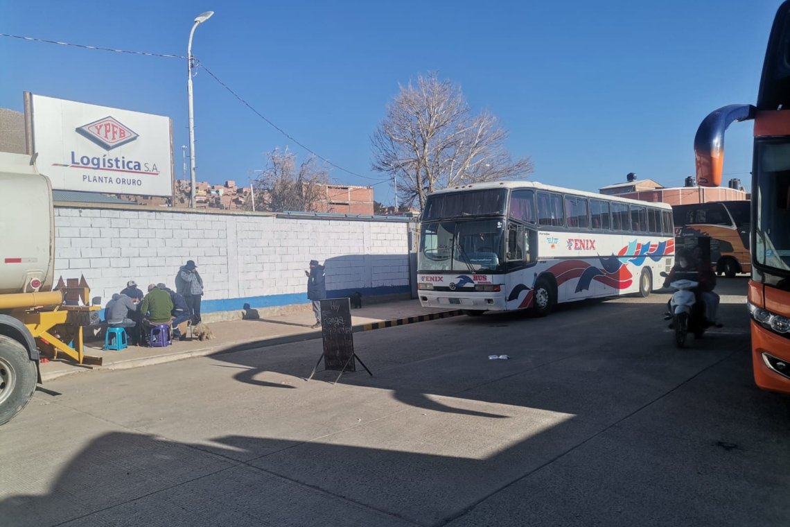 Bloqueo del transporte de Oruro impide que 17 cisternas entreguen combustibles a surtidores 