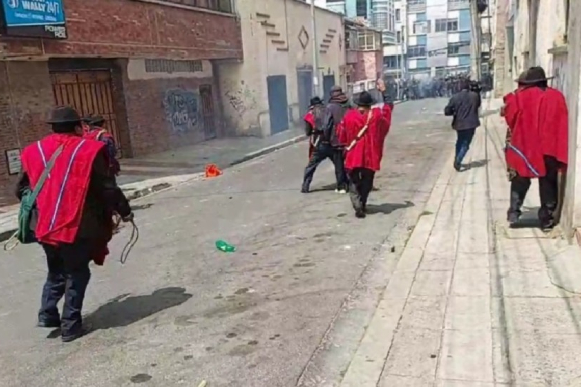 Grupo de campesinos trata de tomar con violencia sede sindical y deja siete policías heridos 