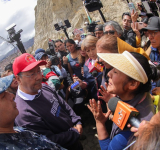 Arce entrega ayuda humanitaria y compromete reconstrucción de viviendas afectadas por la mazamorra en Bajo Llojeta