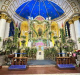 Denise: La migrante que vistió con 10.000 lirios el altar de la Virgen del Socavón