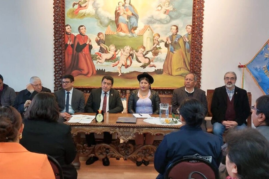 Condecoran a la Universidad San Francisco Xavier de Chuquisaca por su legado histórico y aporte a la educación