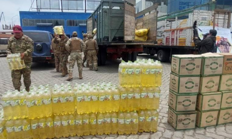 Aprehenden a dos personas por transportar aceite argentino de contrabando en ruta Oruro - La Paz