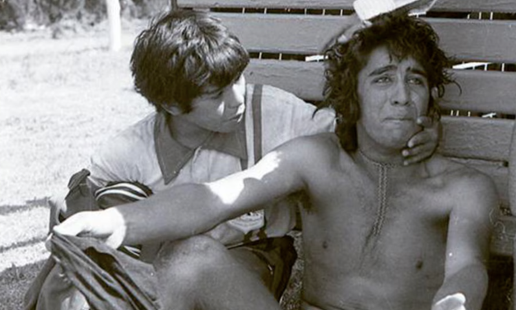 Es una de las fotos más recordadas de la vida de Maradona y detrás esconde una historia trágica y luminosa