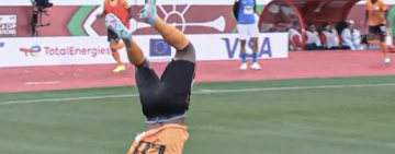 Futbolista casi se rompe el cuello durante la celebración de un gol