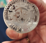 Presentan la moneda del Bicentenario con el arte de Mamani Mamani