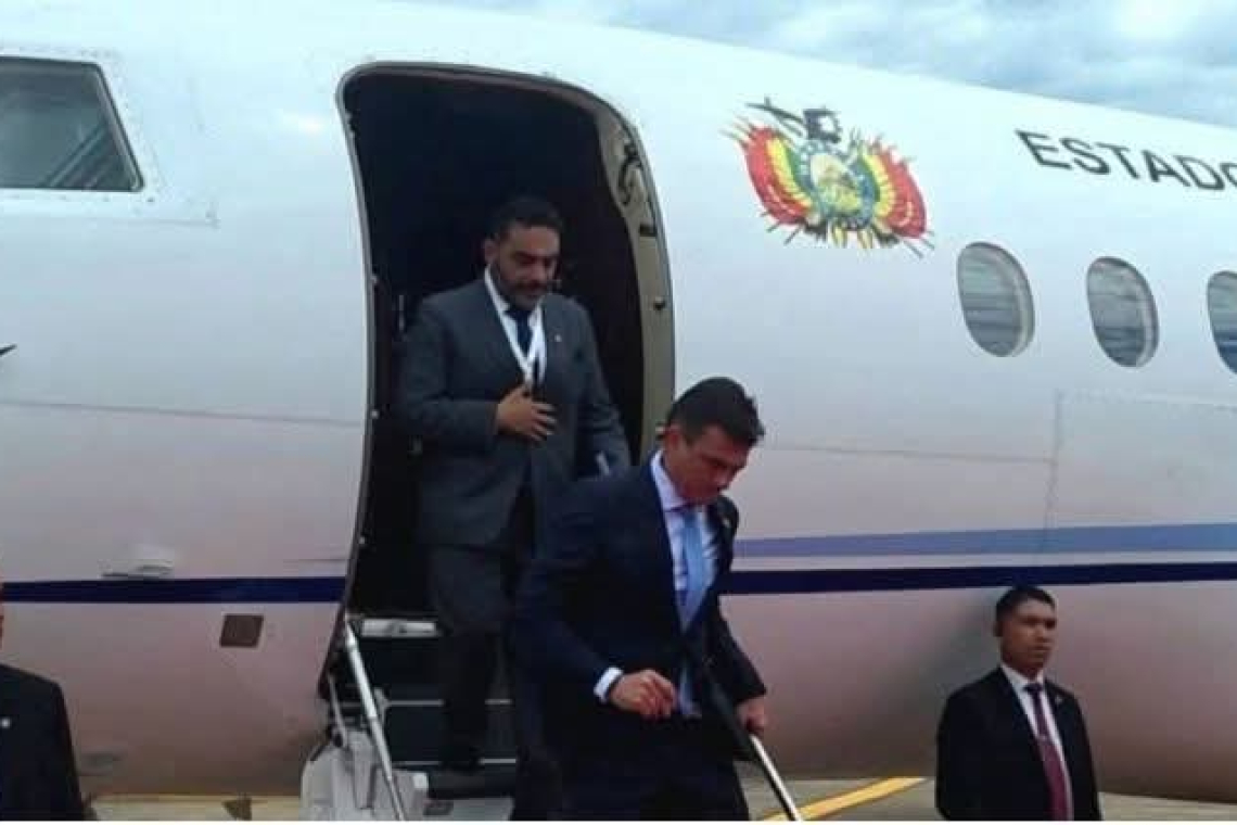 Desperfecto en avión presidencial reprograma viaje del Presidente a EEUU