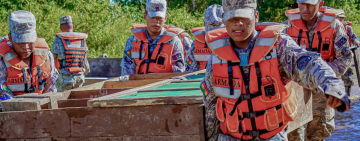 Marinos evacuan a 43 familias afectadas por riadas en Paichané