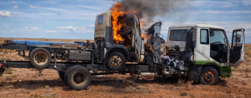 Aduana incinera vehículo comisado para evitar su recuperación ilegal