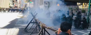 La Paz vivió jornada de violencia, refriega entre policías y manifestantes que atentaron contra la vida y causaron destrozos