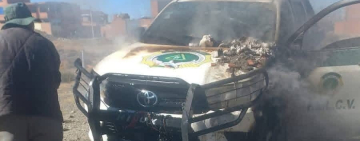 Incendian vehículo de la FELCV y agreden a dos policías en punto de bloqueo en El Alto
