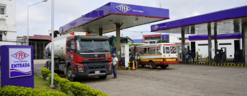 YPFB garantiza abastecimiento de gasolina y afirma que filas en surtidores se deben al feriado del 6 de agosto