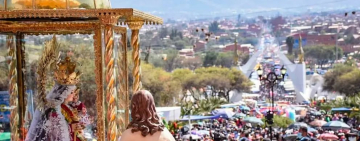  Lágrimas, promesas y fe: miles de devotos peregrinan al Calvario de Urkupiña 