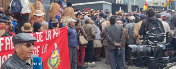 Jubilados marchan en defensa de la CNS en ruina técnica por mala administración