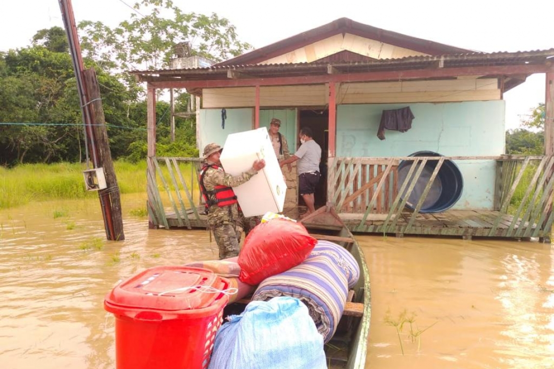 Marinos evacuan a familias por desborde del Río Tahuamanu en Pando