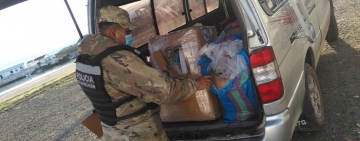 Marinos decomisan alimentos de mar de contrabando en Guaqui