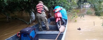 Navales rescatan a familia de inundación causada por desborde del Río Tahuamanu” en Cachuelita