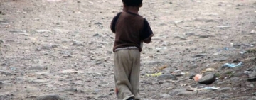 Rescatan a niño de tres años abandonado por su madre