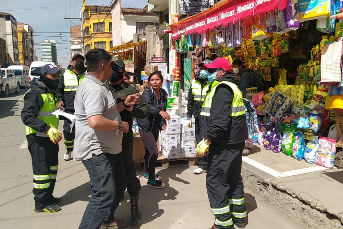 Comerciantes agreden a funcionarios de Tráfico y Vialidad del GAMO 